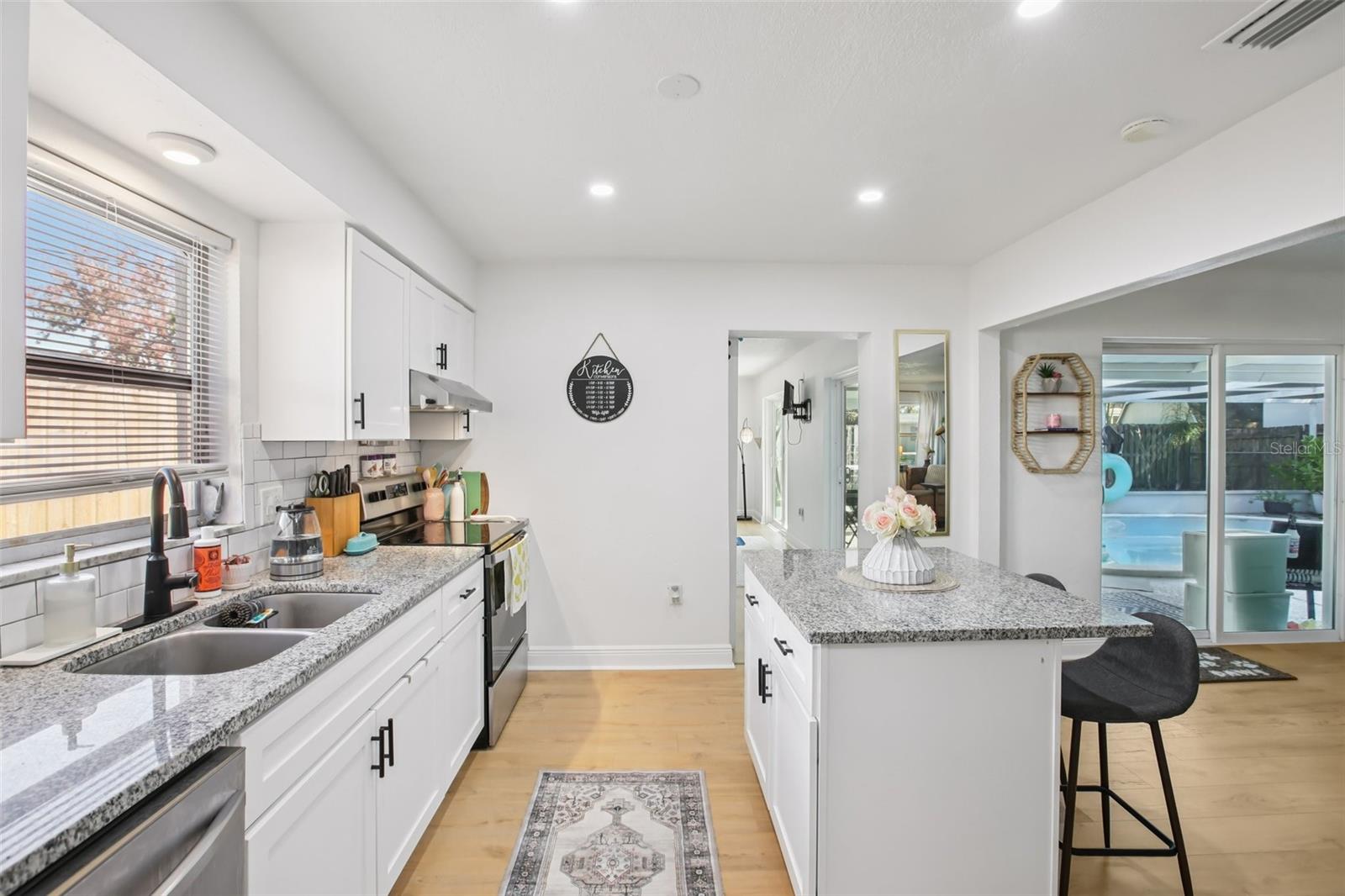 Listing photo id 5 for 8391 59th Lane N