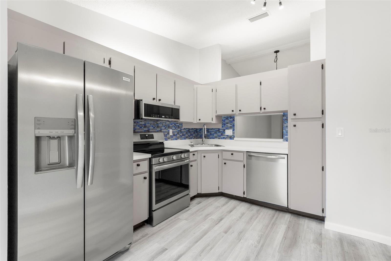 Image 7 of 38 For 1371 Pine Ridge Circle E B