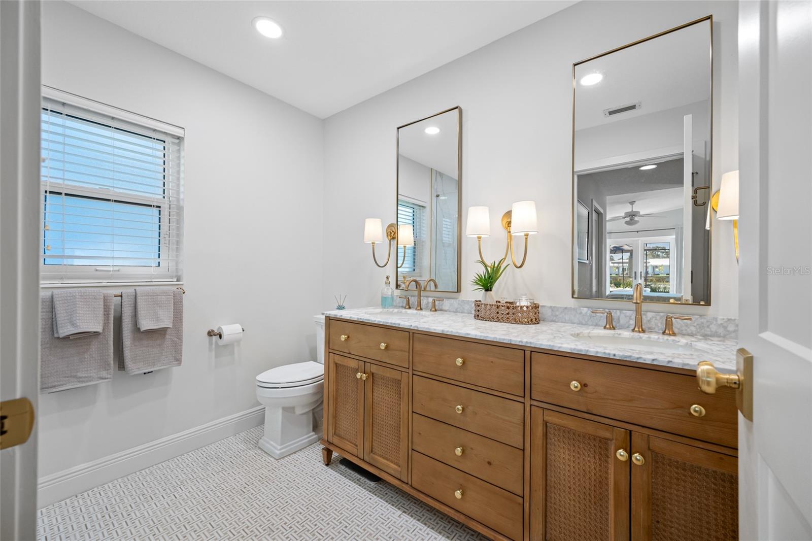 Image 13 of 34 For 539 Baywood Drive S