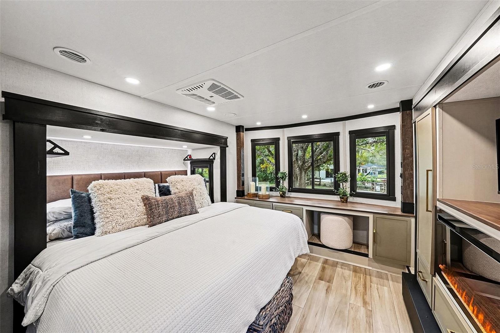 Image 49 of 56 For 17296 Raintree Road