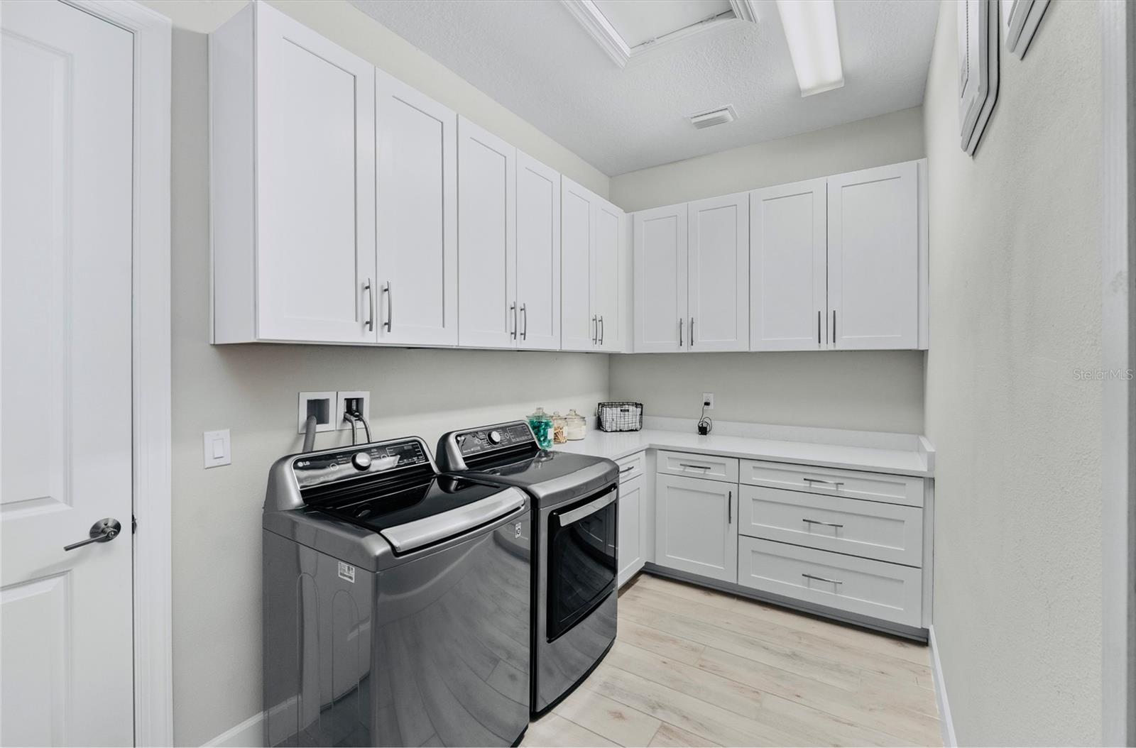 Listing photo id 16 for 11411 Juglans Drive