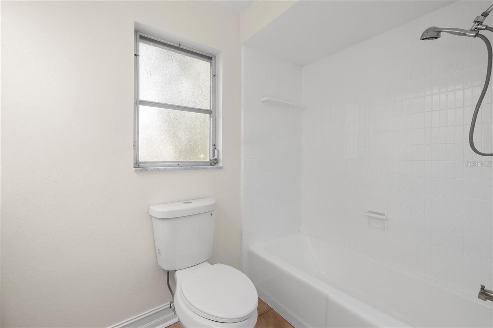 Image 25 of 31 For 5254 Venetian Boulevard Ne