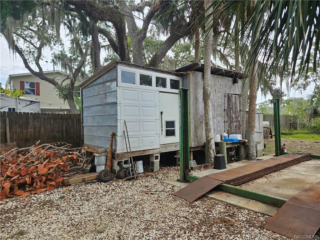 Image 18 of 41 For 1559 Fishcreek Point