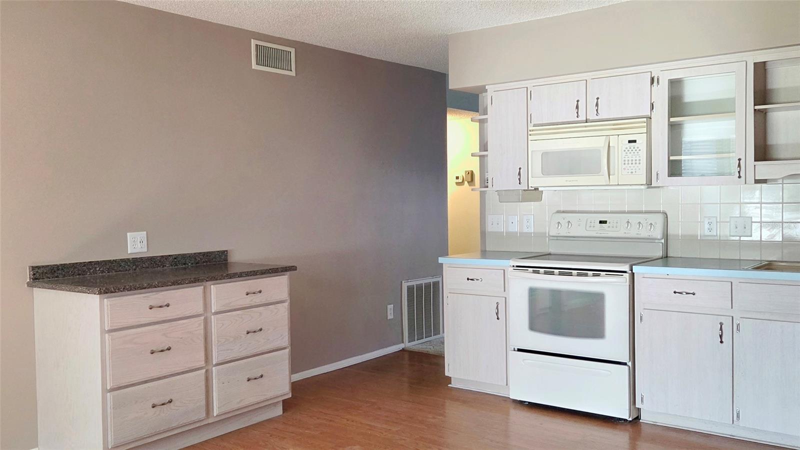 Image 8 of 41 For 2229 Americus Boulevard W 7