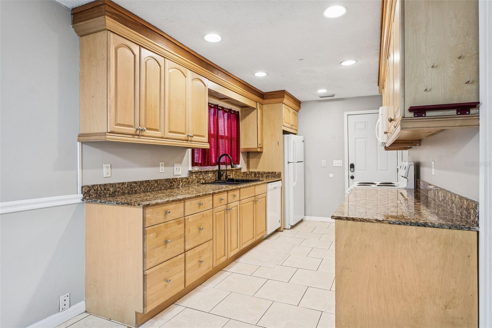 Listing photo id 7 for 11323 Marjory Avenue