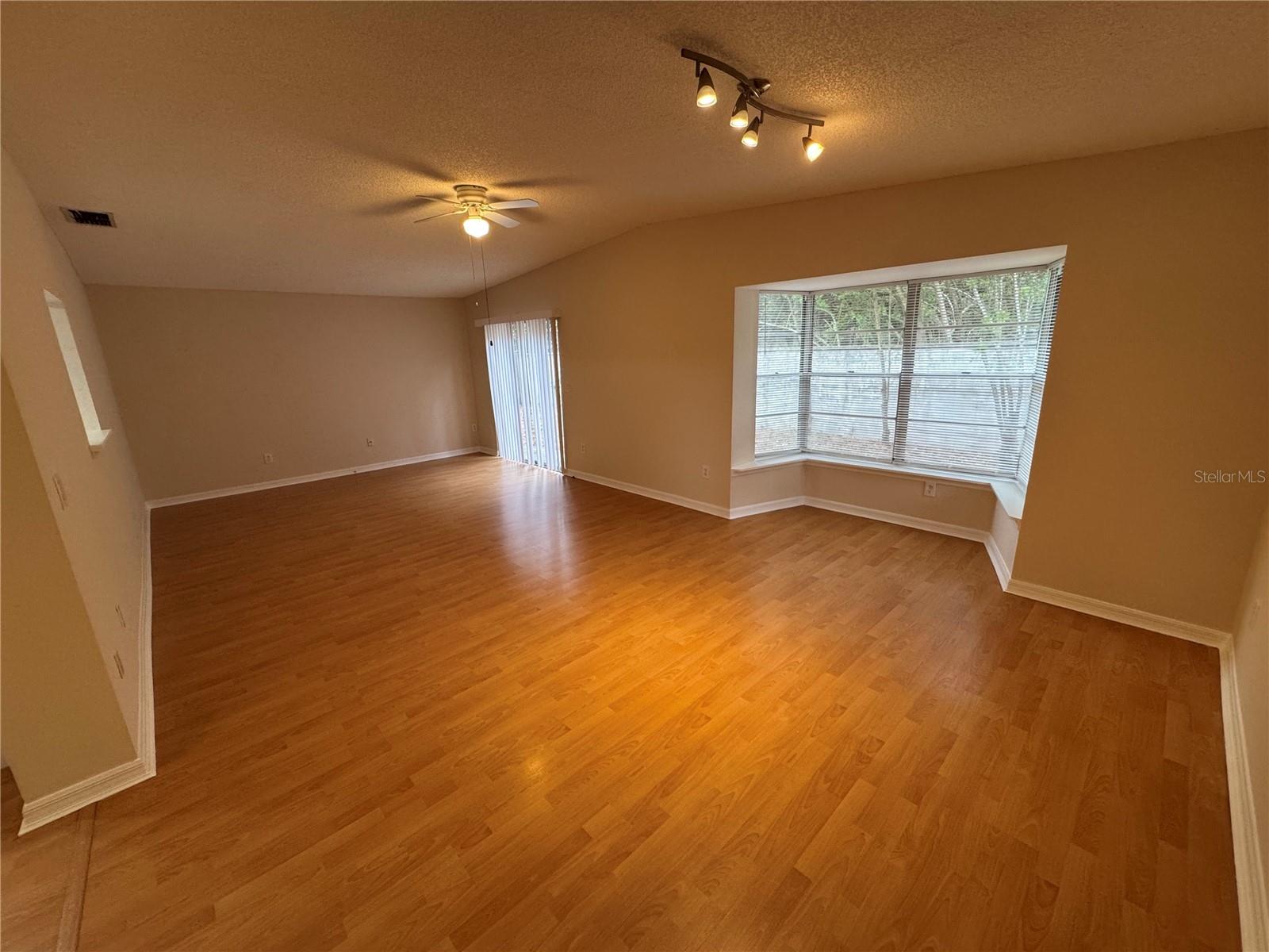 Image 7 of 19 For 1904 Peppertree Drive