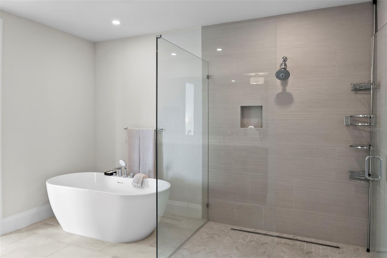 Image 28 of 81 For 2910 Barcelona Street 501