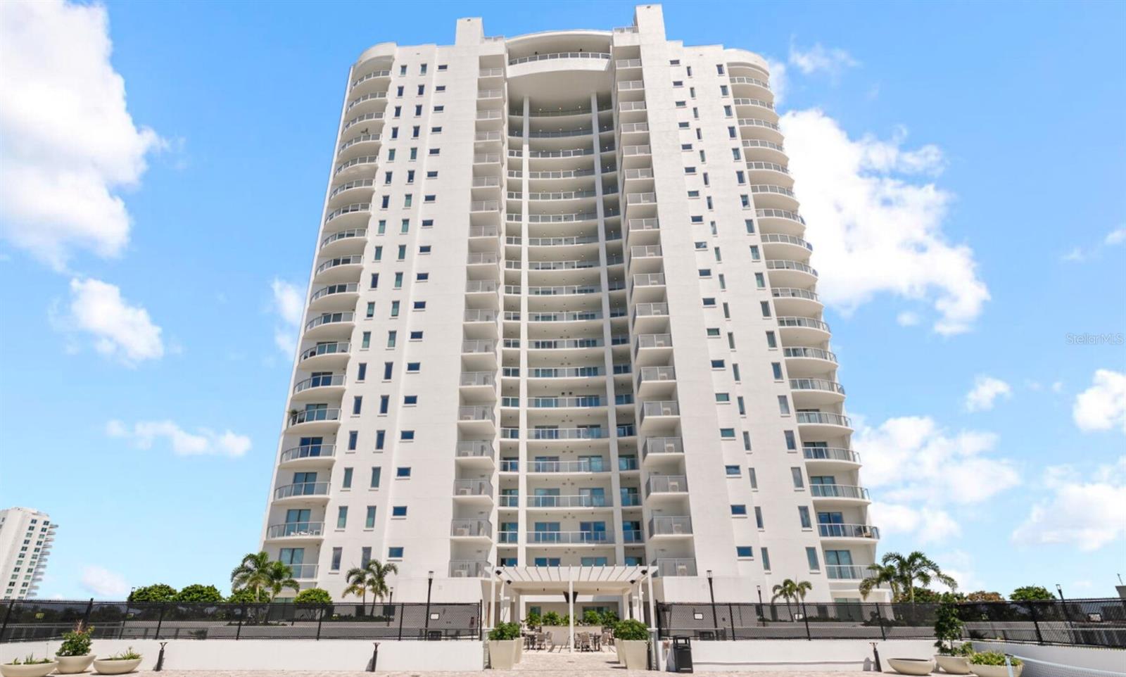 Image 3 of 81 For 2910 Barcelona Street 501