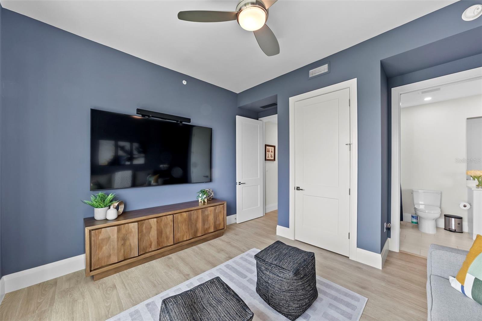 Image 32 of 81 For 2910 Barcelona Street 501