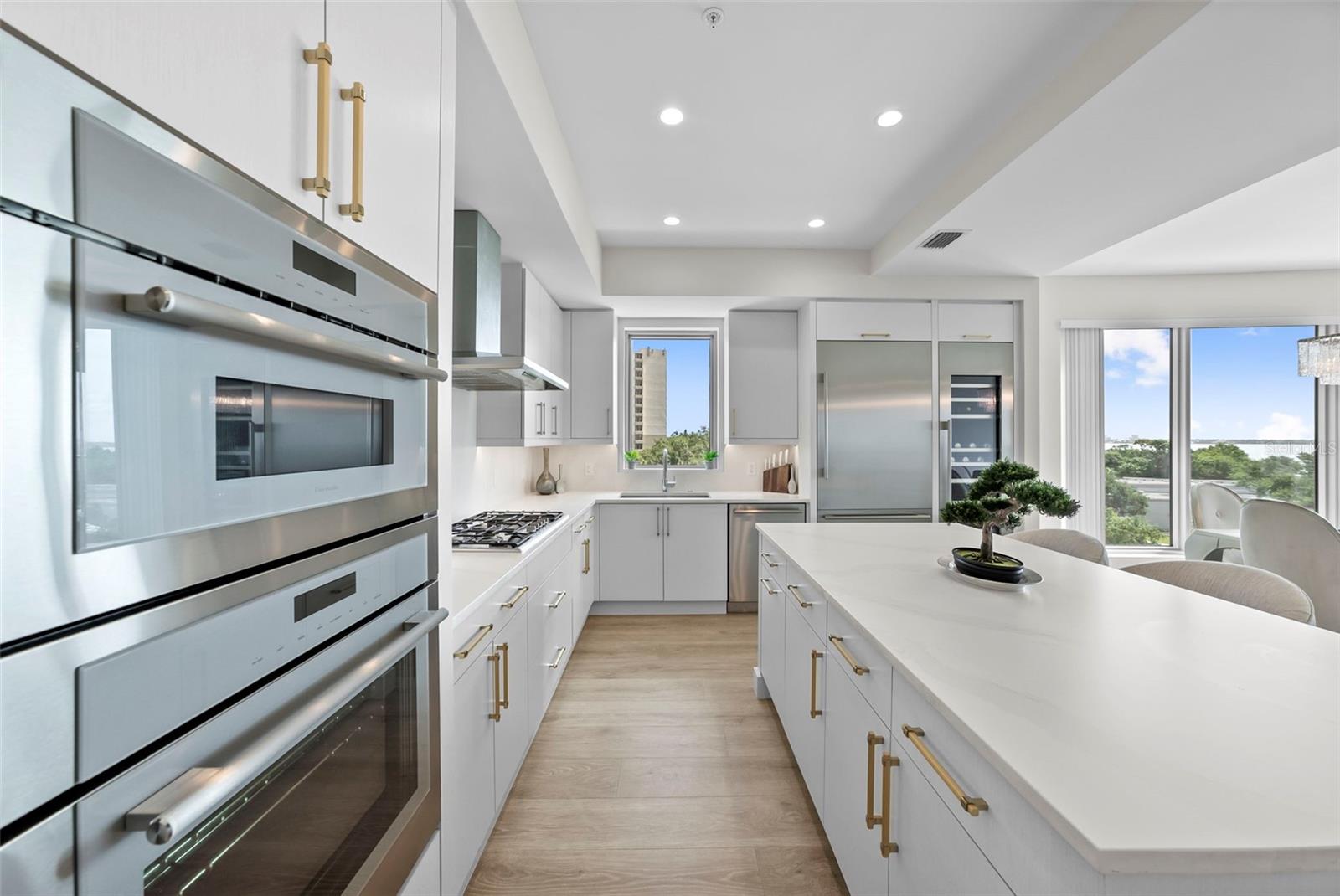 Image 6 of 81 For 2910 Barcelona Street 501