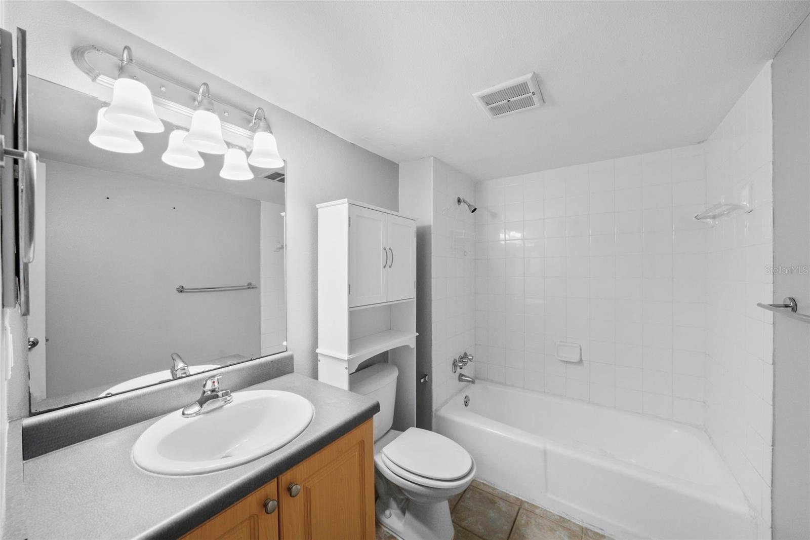 Image 18 of 55 For 108 Alameda Court 236