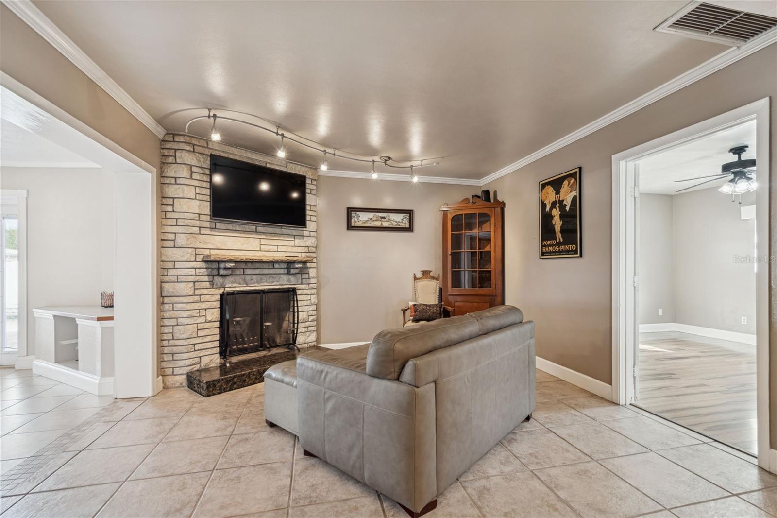 Image 16 of 37 For 461 Deville Drive E