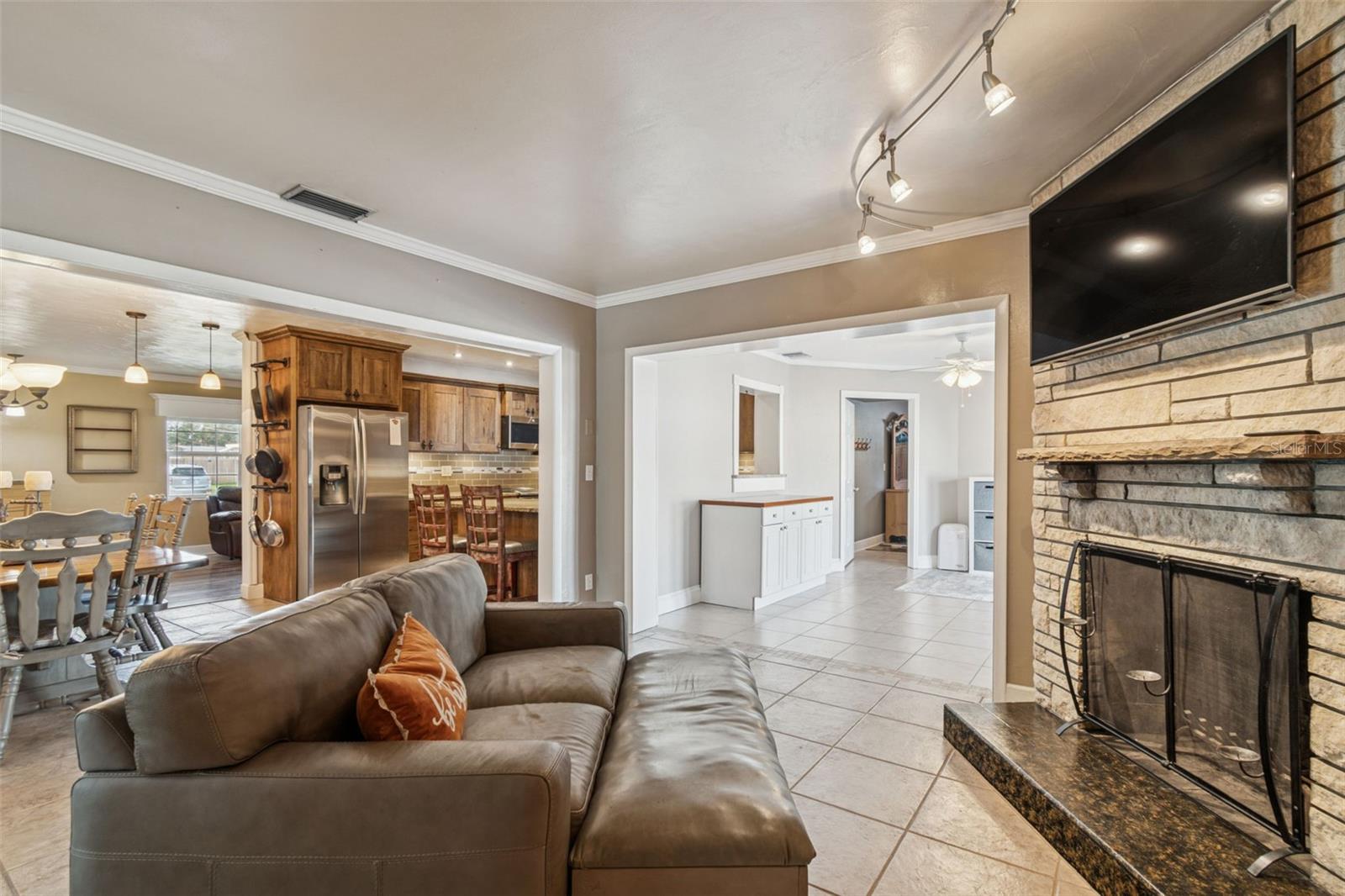 Image 17 of 37 For 461 Deville Drive E