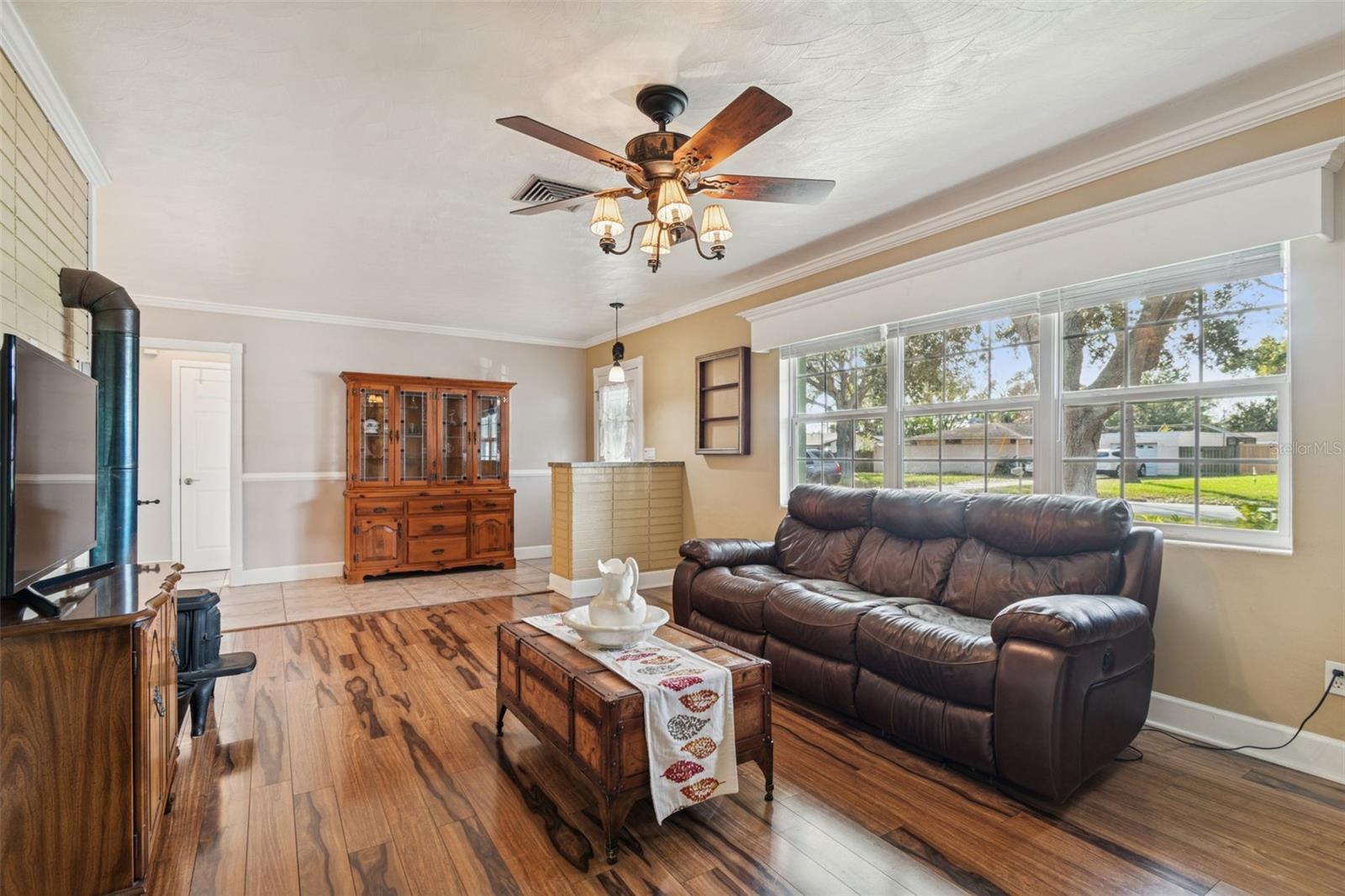 Image 7 of 37 For 461 Deville Drive E