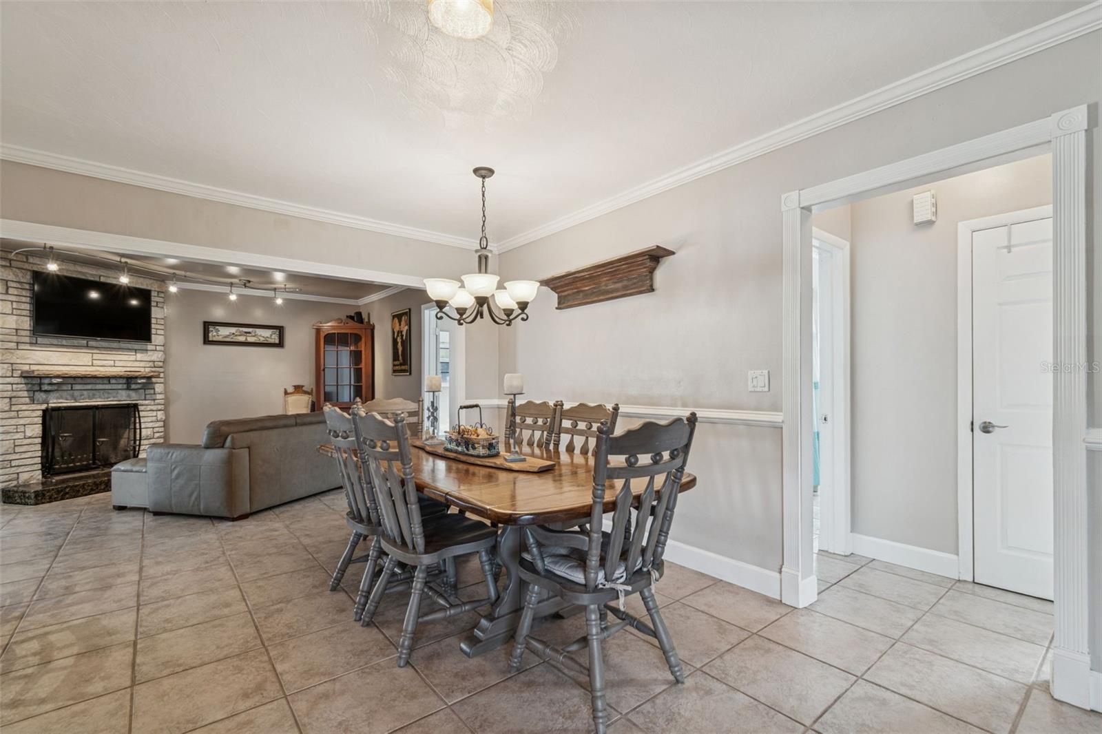 Image 9 of 37 For 461 Deville Drive E