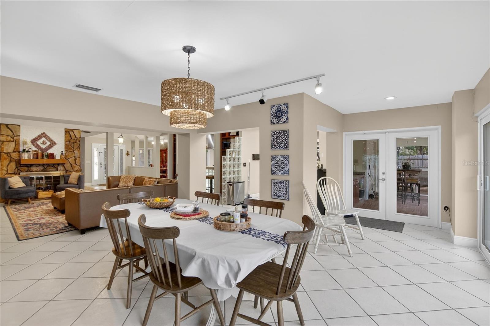 Image 24 of 99 For 133 Barrington Drive