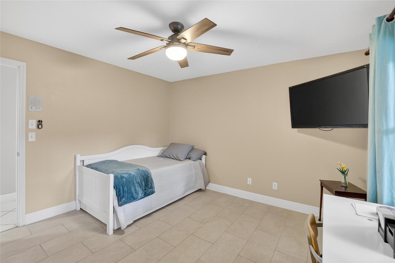 Image 40 of 99 For 133 Barrington Drive