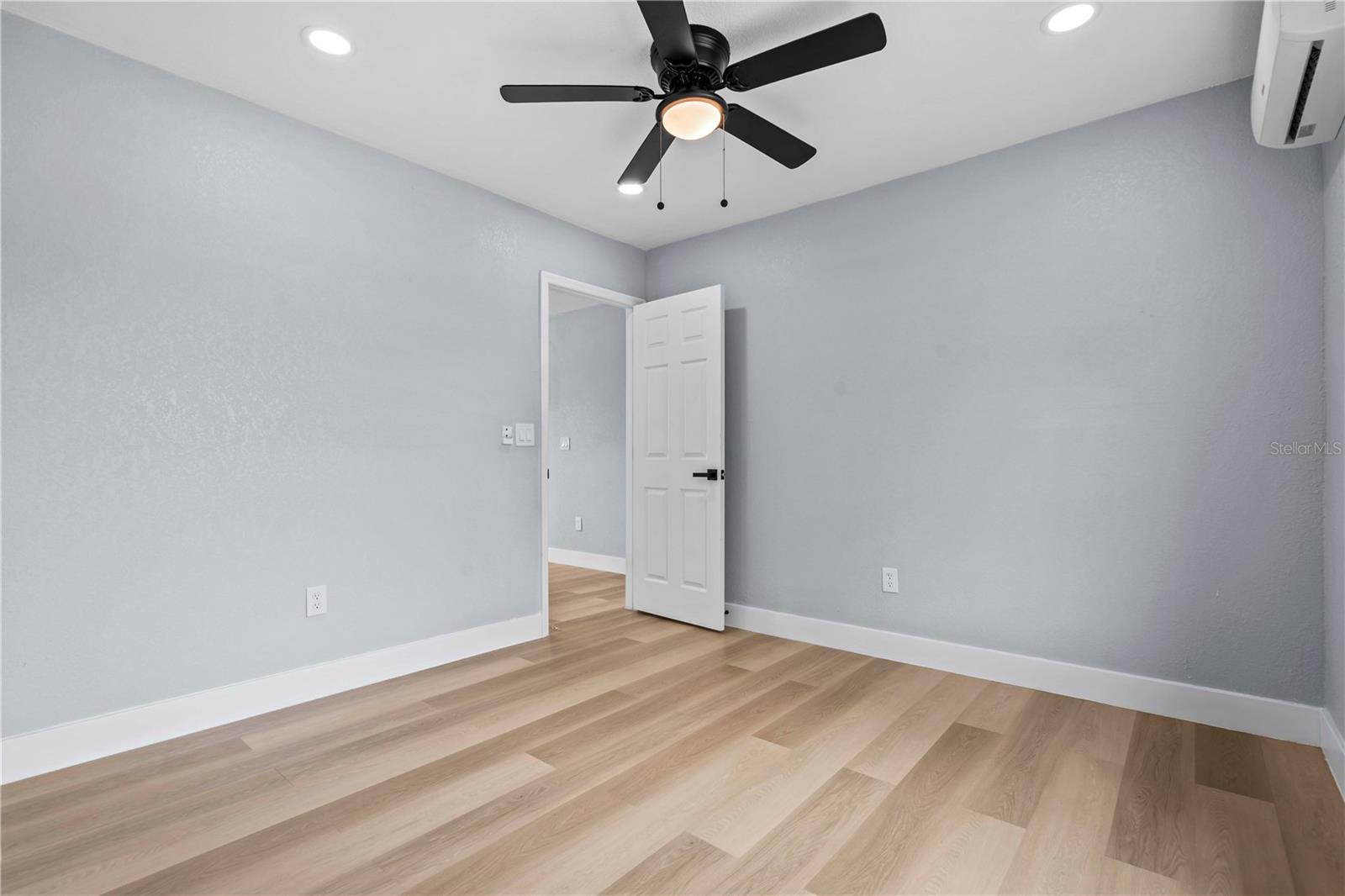 Image 13 of 37 For 2465 16th Avenue S