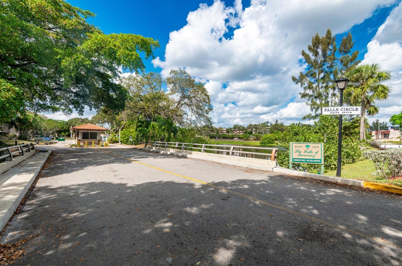 Image 11 of 14 For 5961 Falls Circle Drive 411