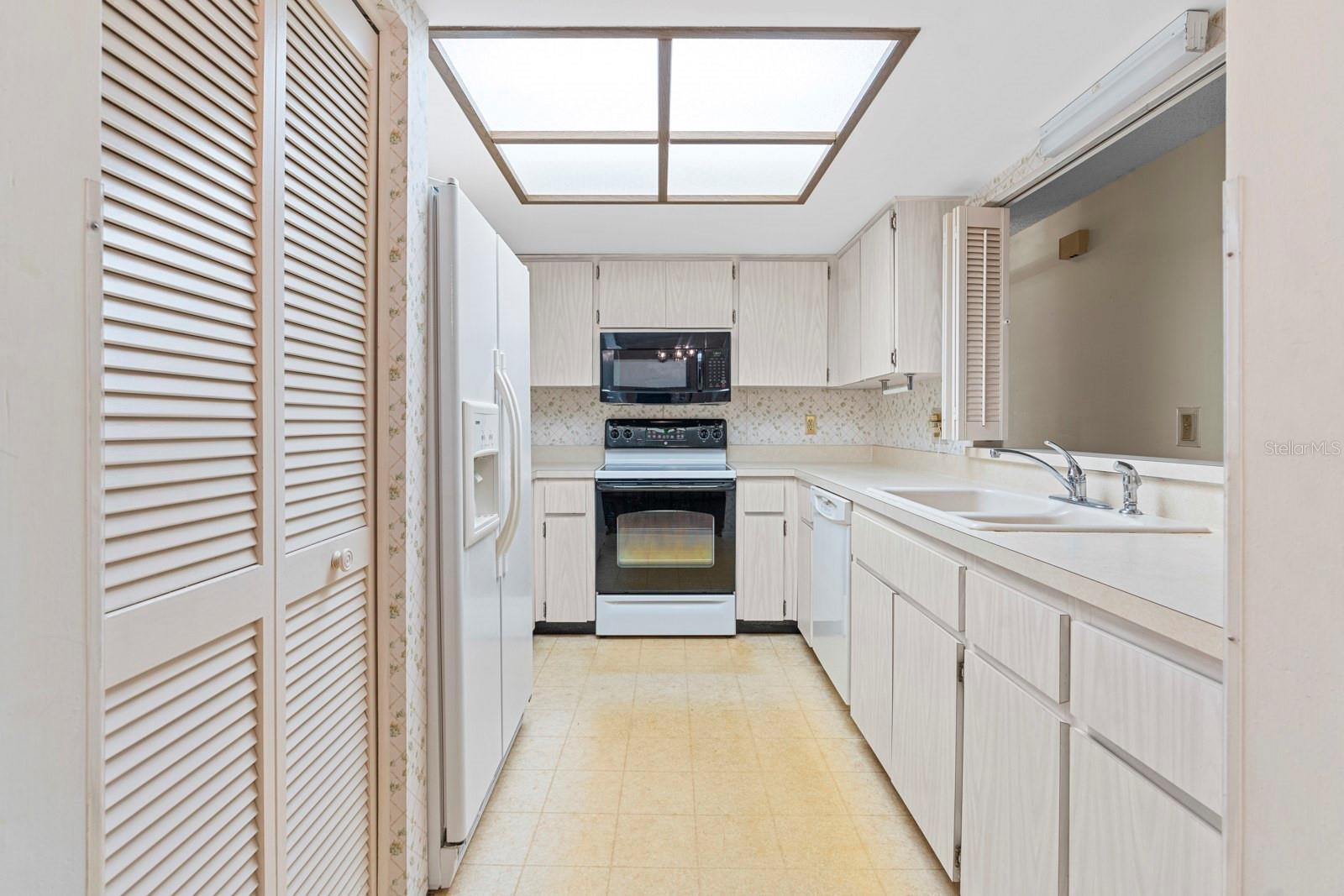 Image 13 of 37 For 2850 Highlands Boulevard A