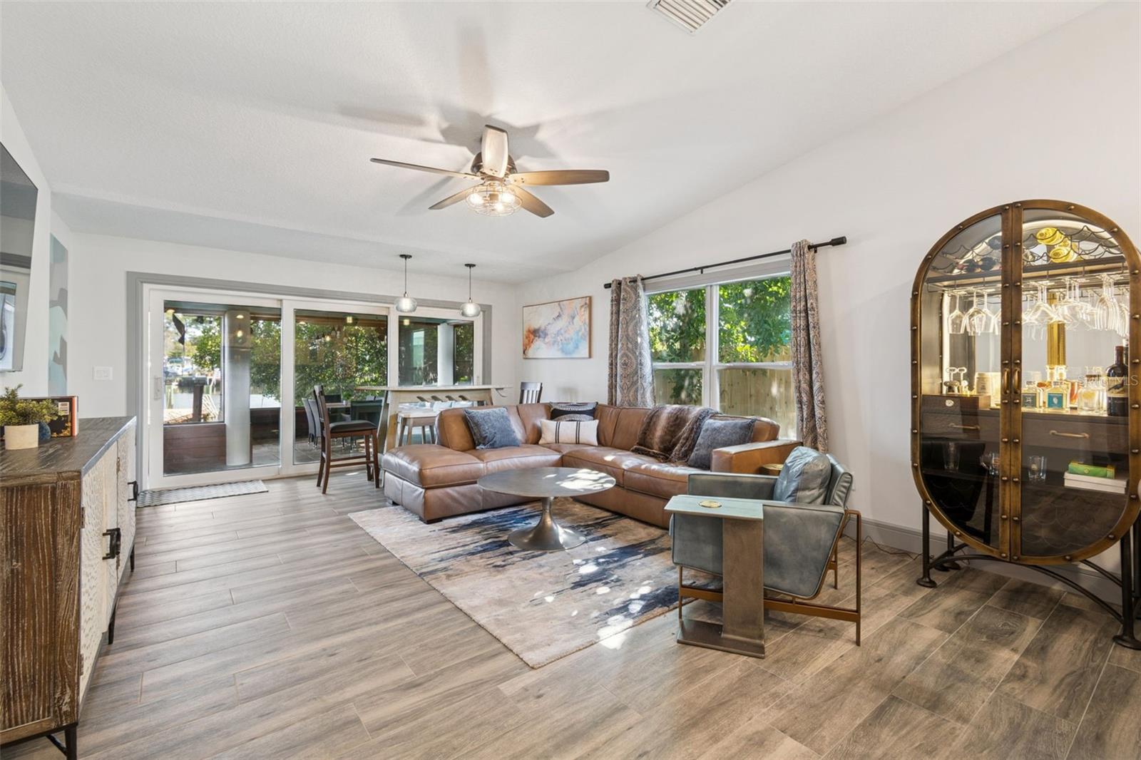 Image 7 of 88 For 292 Sunlit Cove Drive Ne