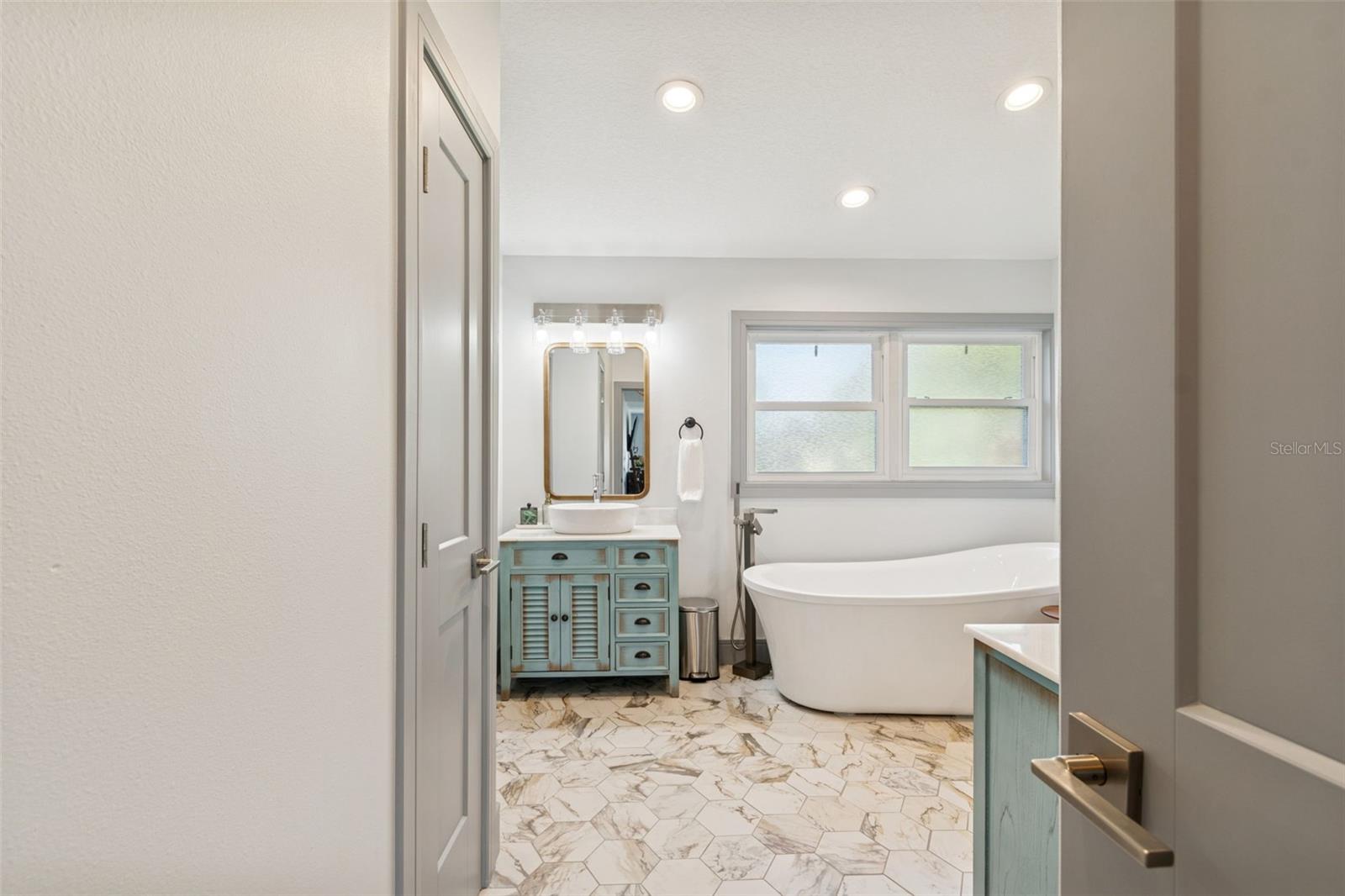 Image 70 of 88 For 292 Sunlit Cove Drive Ne