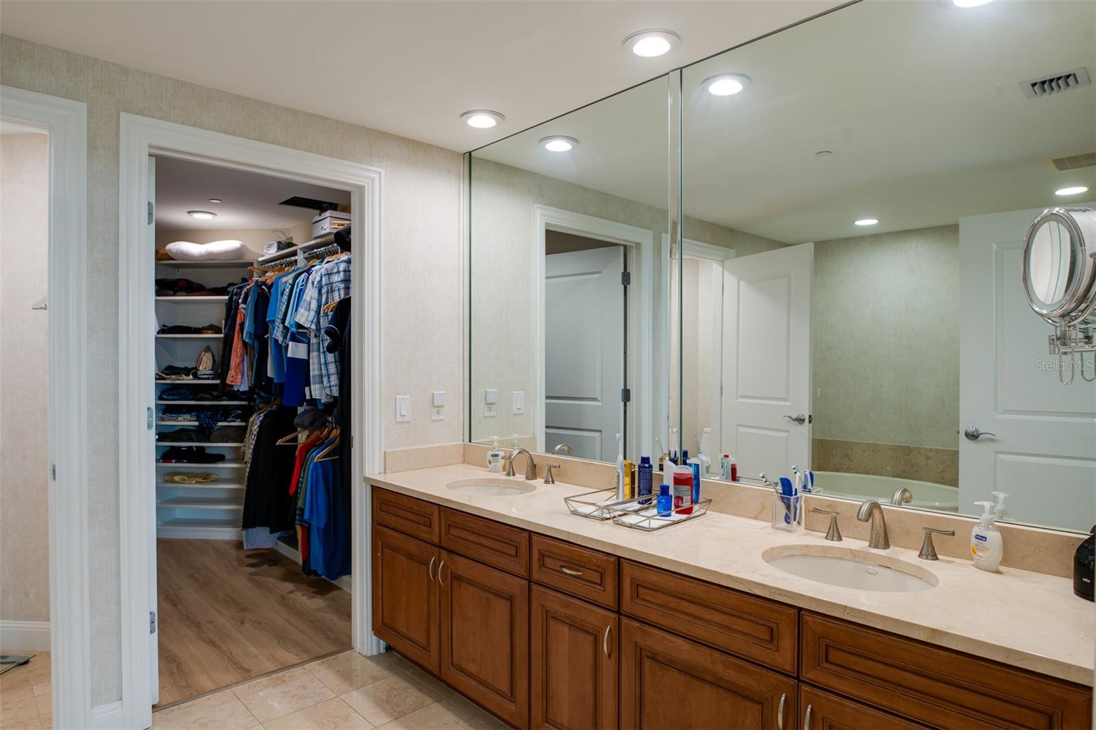 Image 20 of 44 For 450 Knights Run Avenue 605