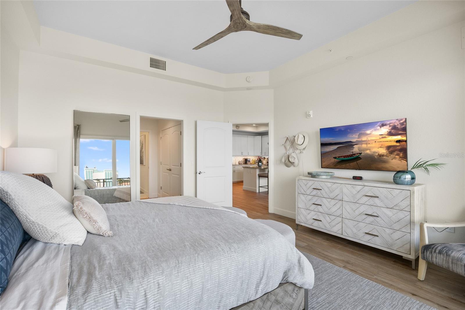 Image 14 of 41 For 20001 Gulf Boulevard 405