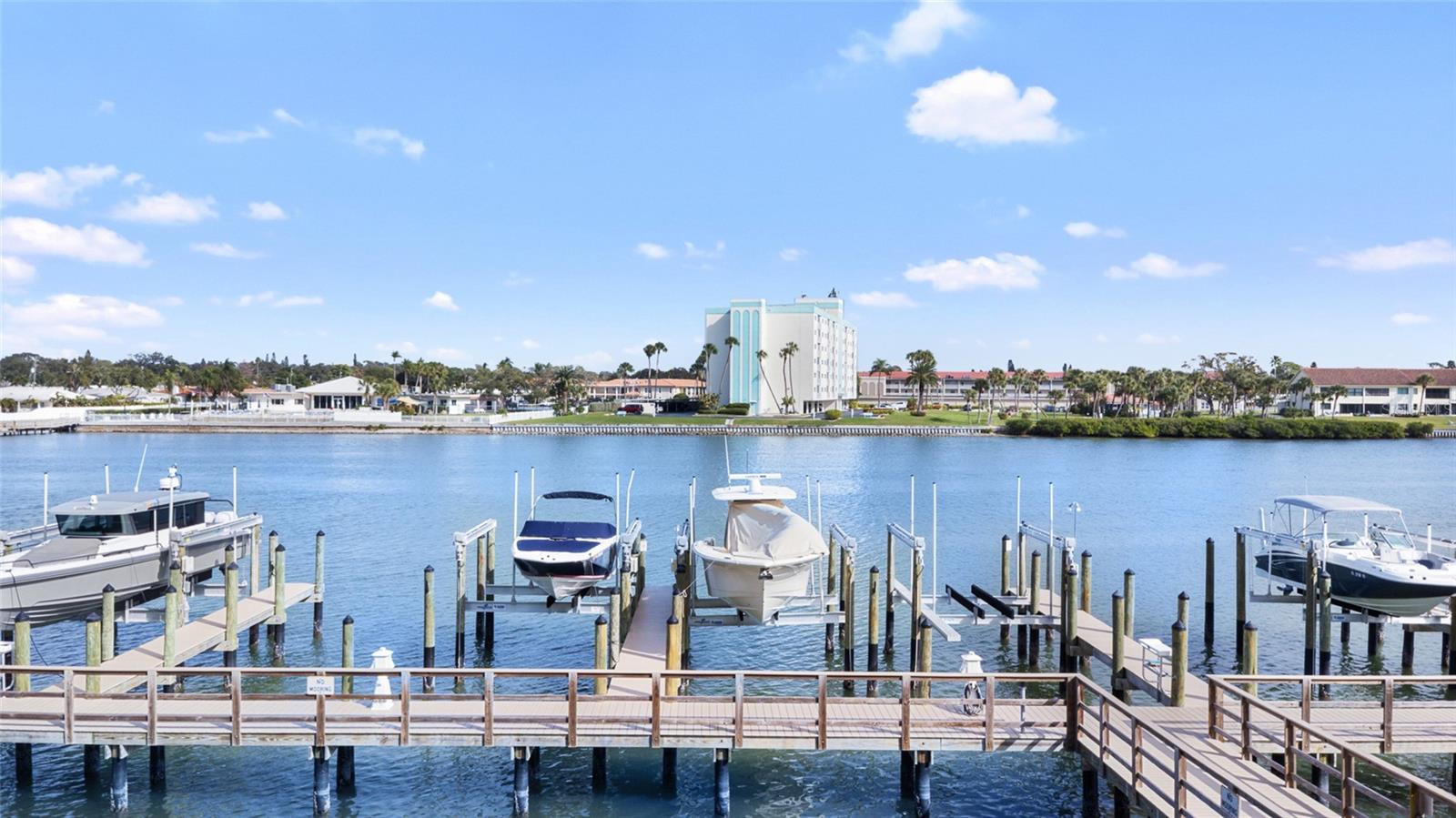 Image 35 of 41 For 20001 Gulf Boulevard 405