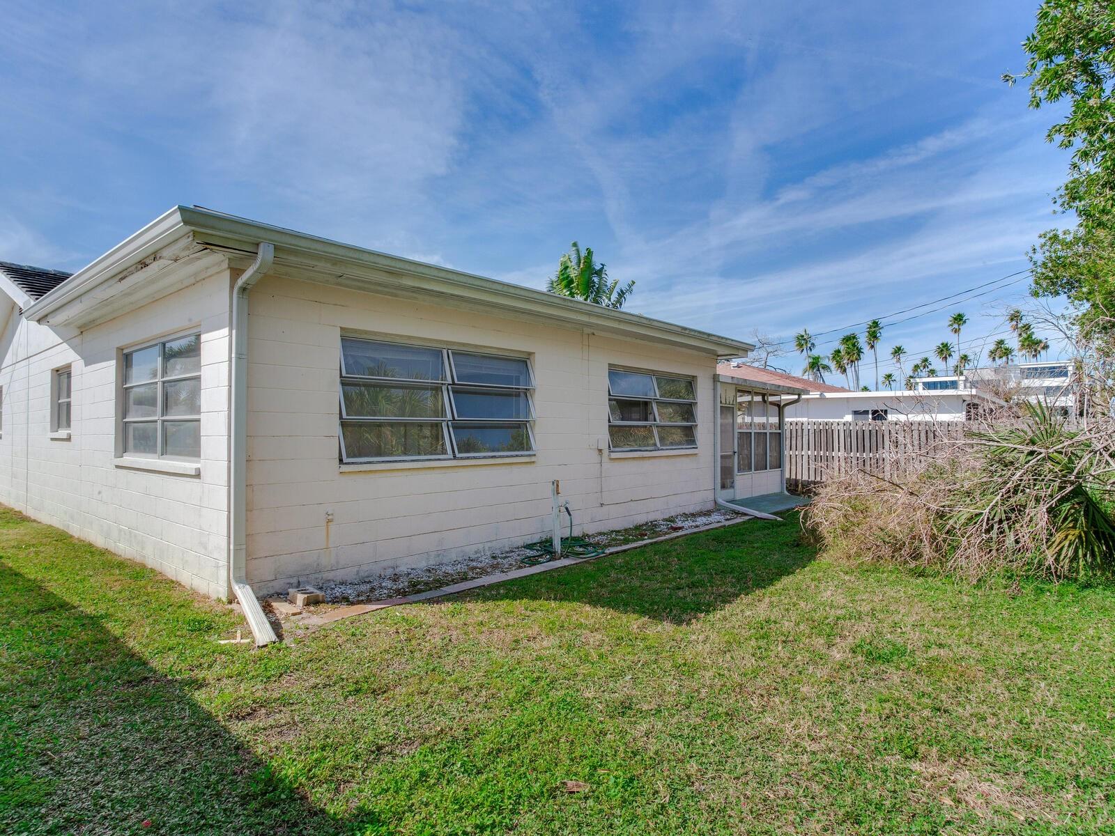 Image 6 of 21 For 16105 1st Street E