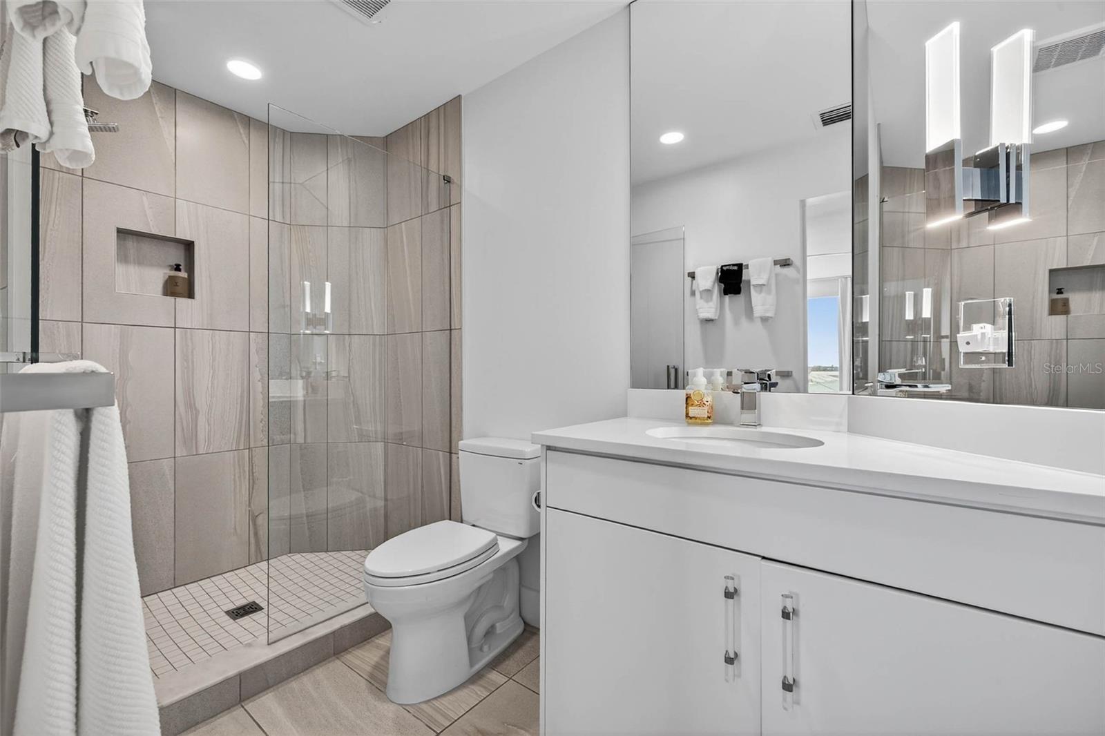 Image 27 of 40 For 19816 Gulf Boulevard 501