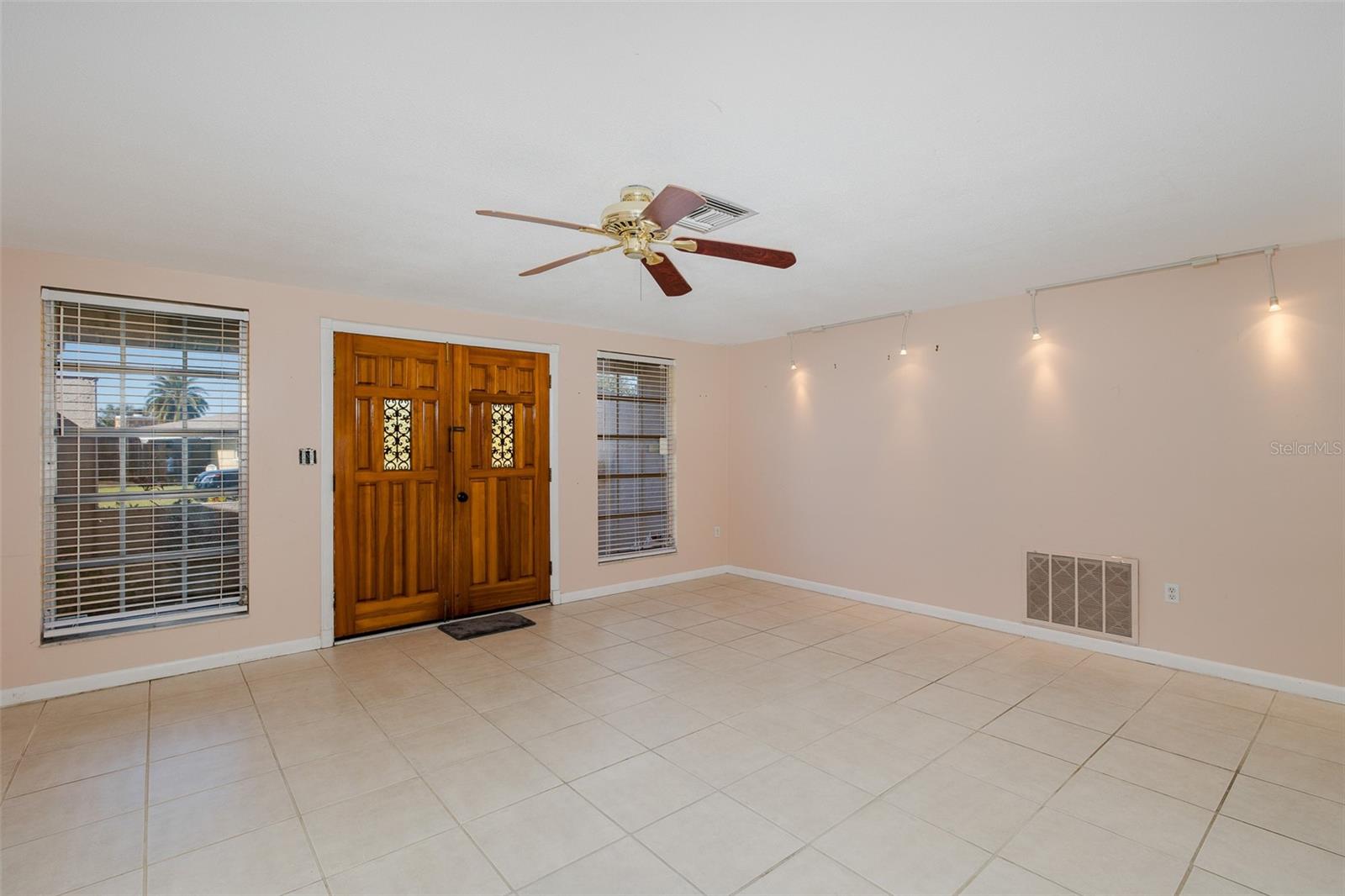 Image 5 of 40 For 10328 Holly Drive