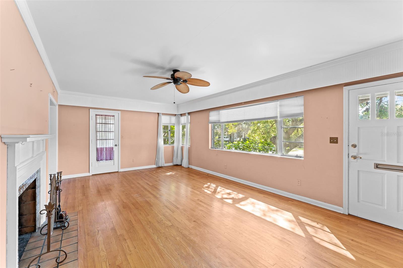 Image 18 of 59 For 325 Orangeview Avenue