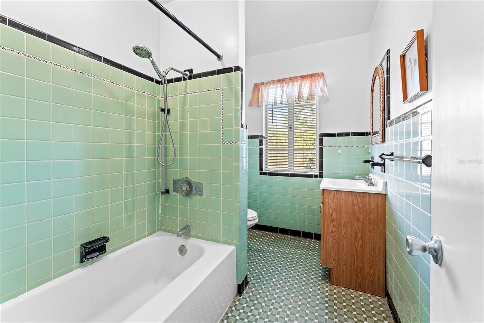 Image 28 of 59 For 325 Orangeview Avenue