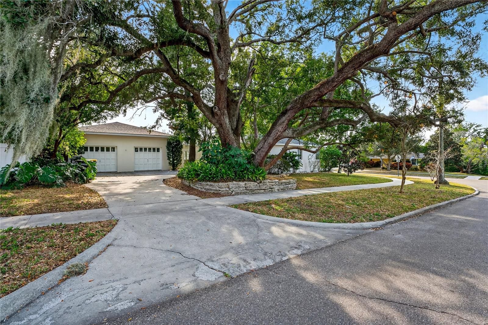 Image 42 of 59 For 325 Orangeview Avenue