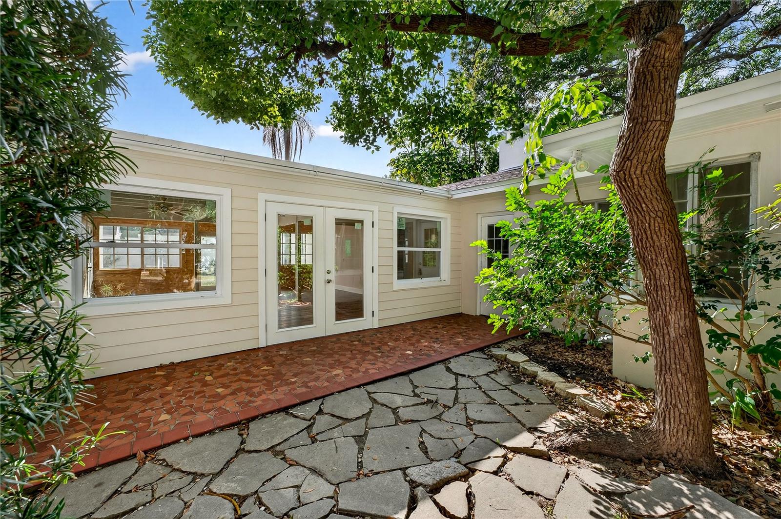 Image 7 of 59 For 325 Orangeview Avenue