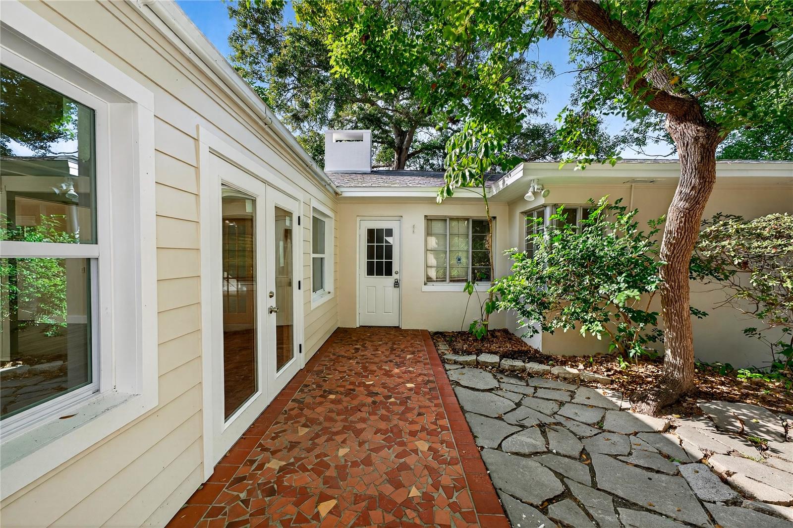 Image 8 of 59 For 325 Orangeview Avenue