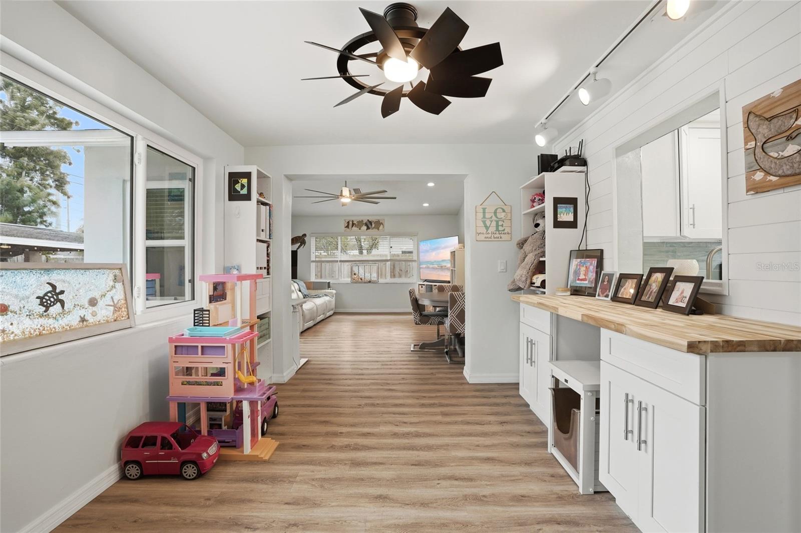 Image 10 of 41 For 921 Deville Drive E