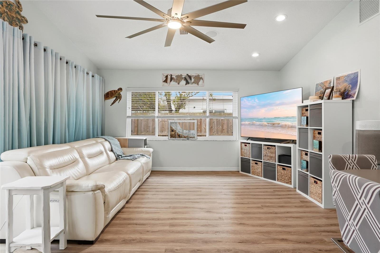 Image 13 of 41 For 921 Deville Drive E