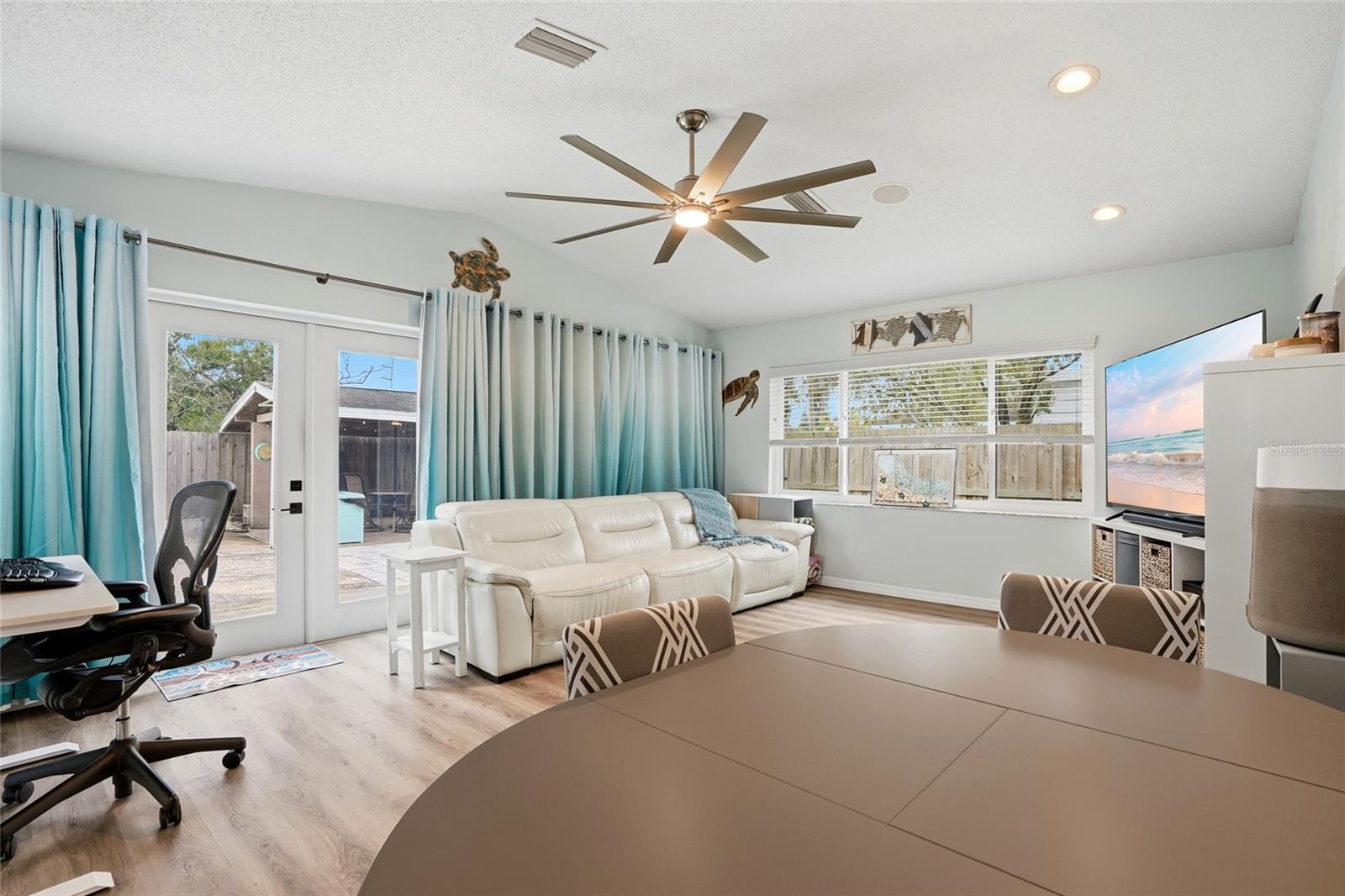 Image 14 of 41 For 921 Deville Drive E