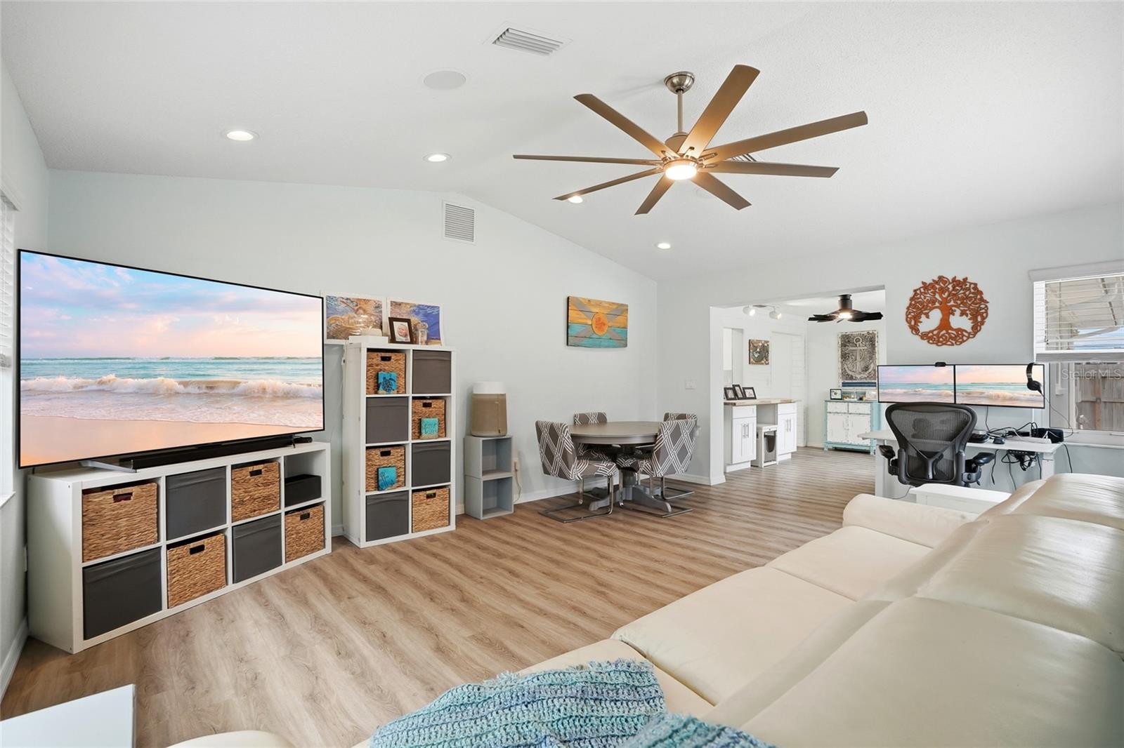 Image 15 of 41 For 921 Deville Drive E