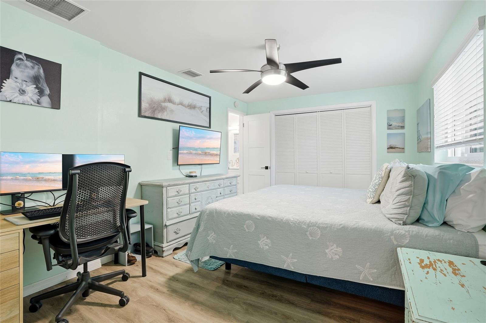 Image 16 of 41 For 921 Deville Drive E