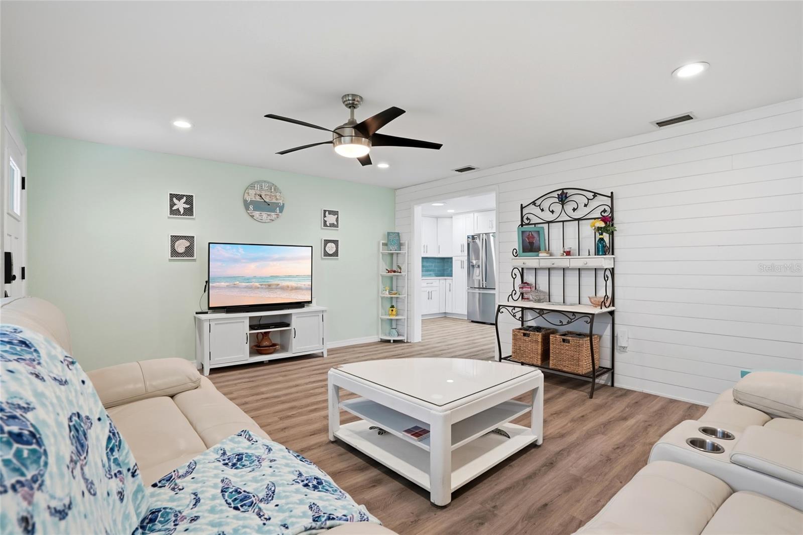 Image 5 of 41 For 921 Deville Drive E