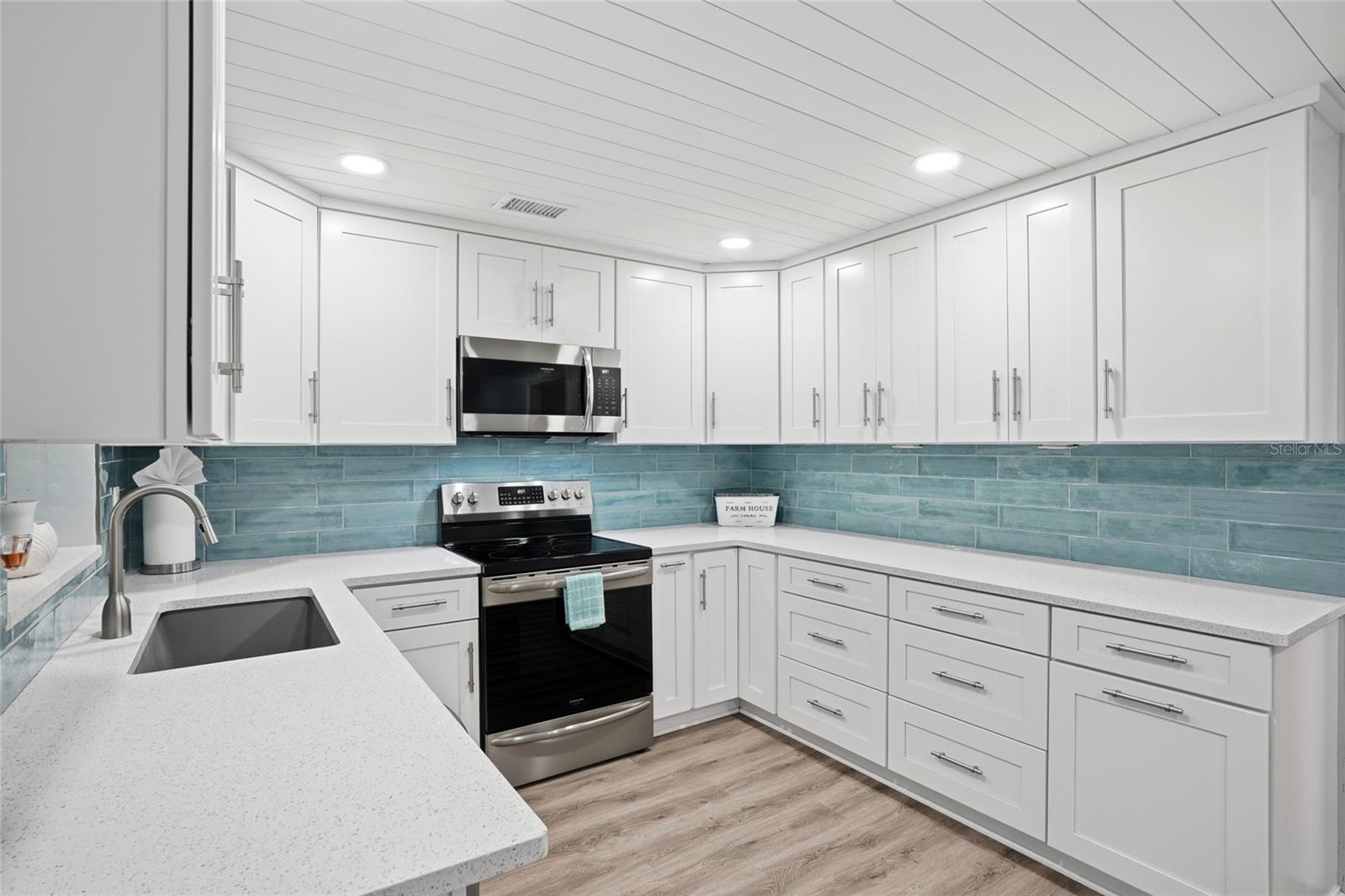 Image 8 of 41 For 921 Deville Drive E