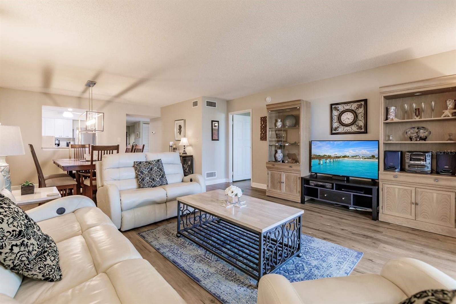 Image 4 of 27 For 1125 Peppertree Drive 701