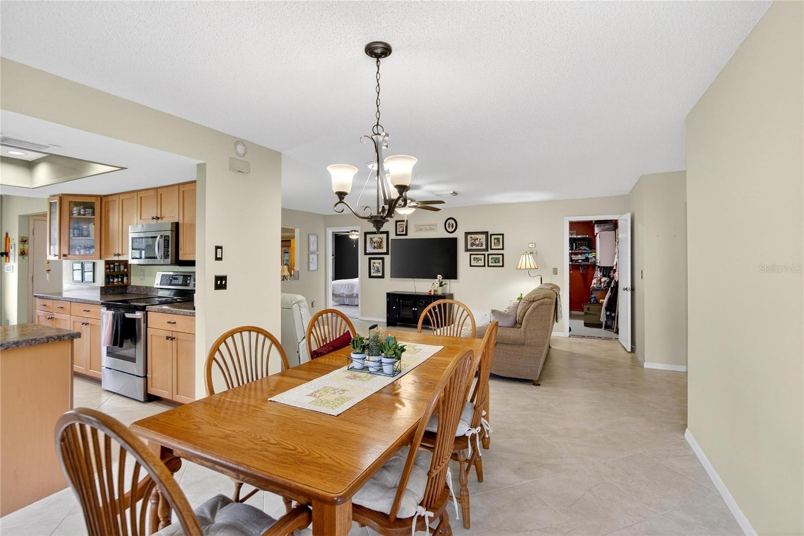 Image 24 of 53 For 2003 Hartlebury Way 432