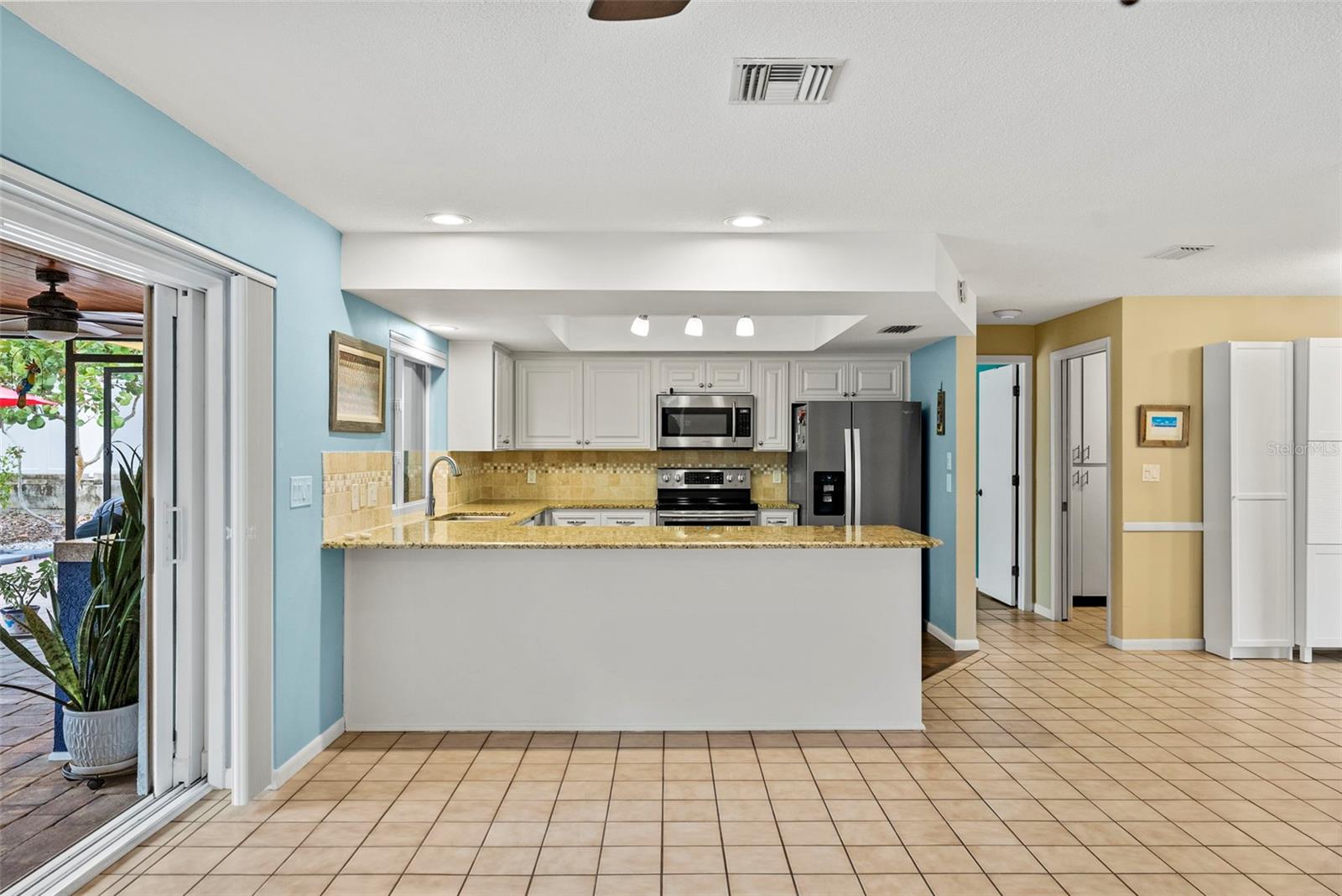 Image 13 of 82 For 2214 Davies Avenue