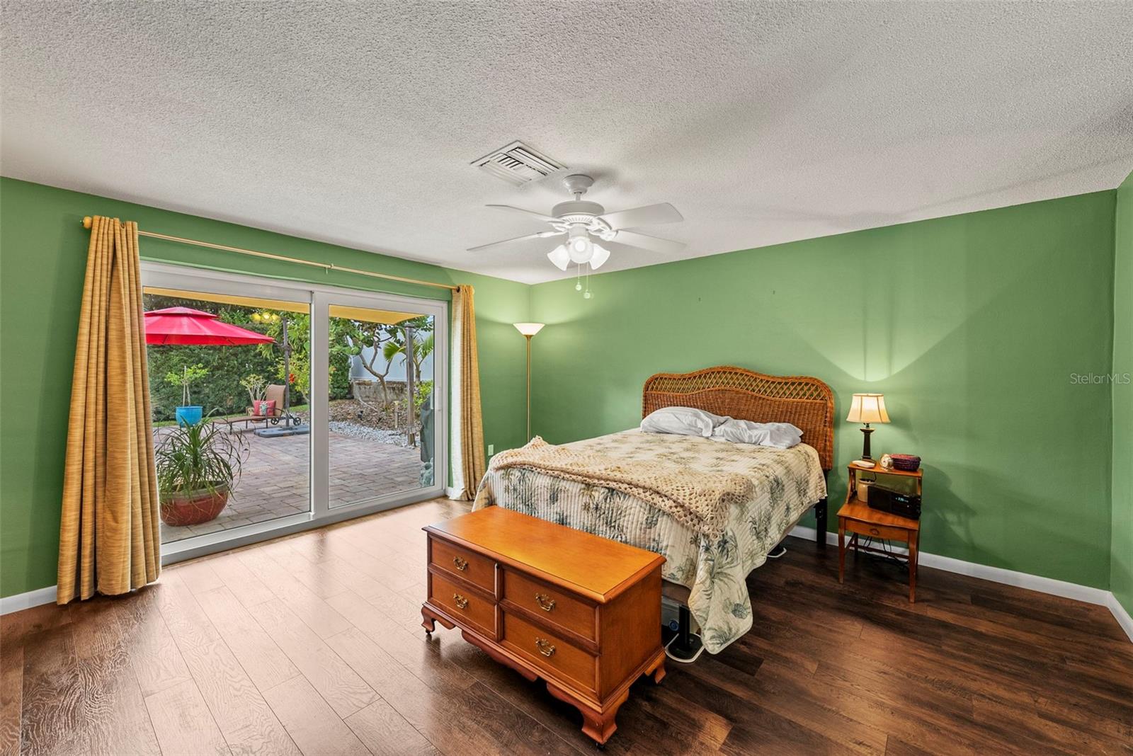 Image 21 of 82 For 2214 Davies Avenue