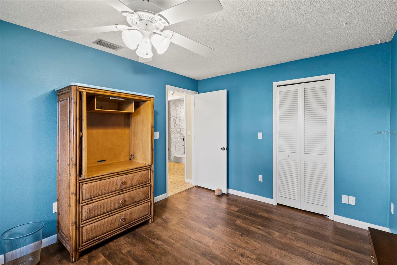 Image 32 of 82 For 2214 Davies Avenue