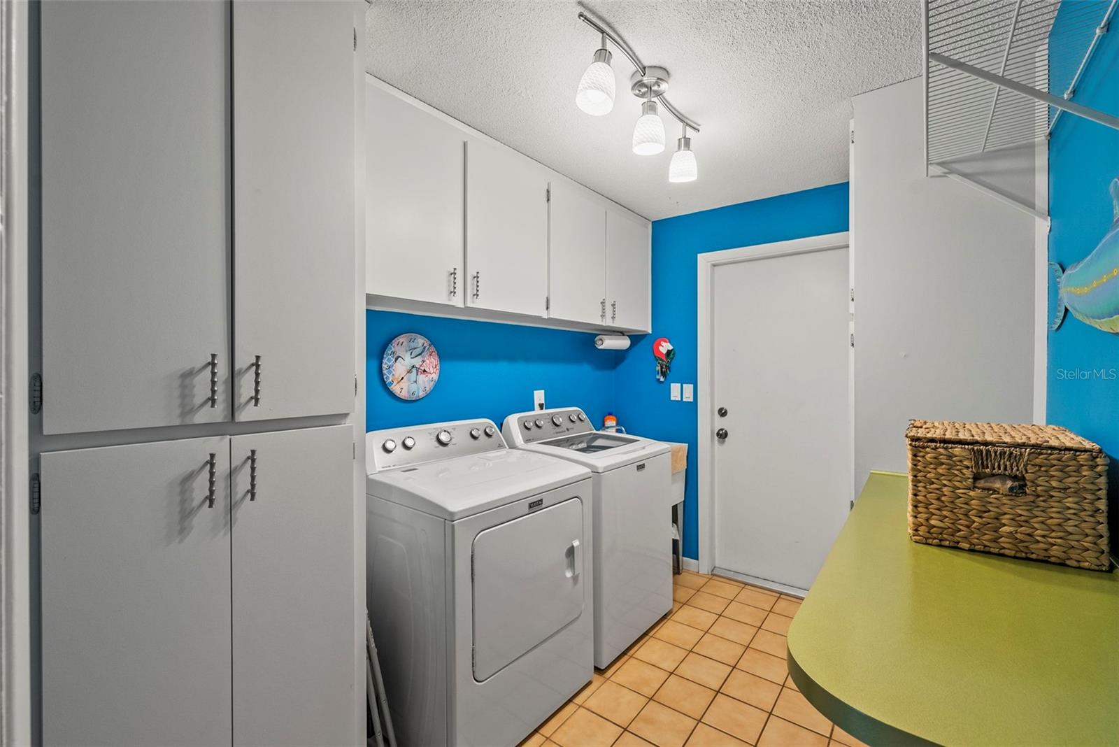 Image 35 of 82 For 2214 Davies Avenue